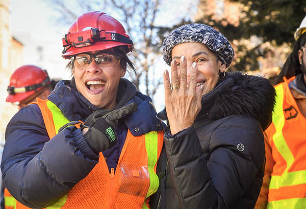 NYC Transit Workers Rescue Irreplaceable 18-Karat Ring From Subway Grate