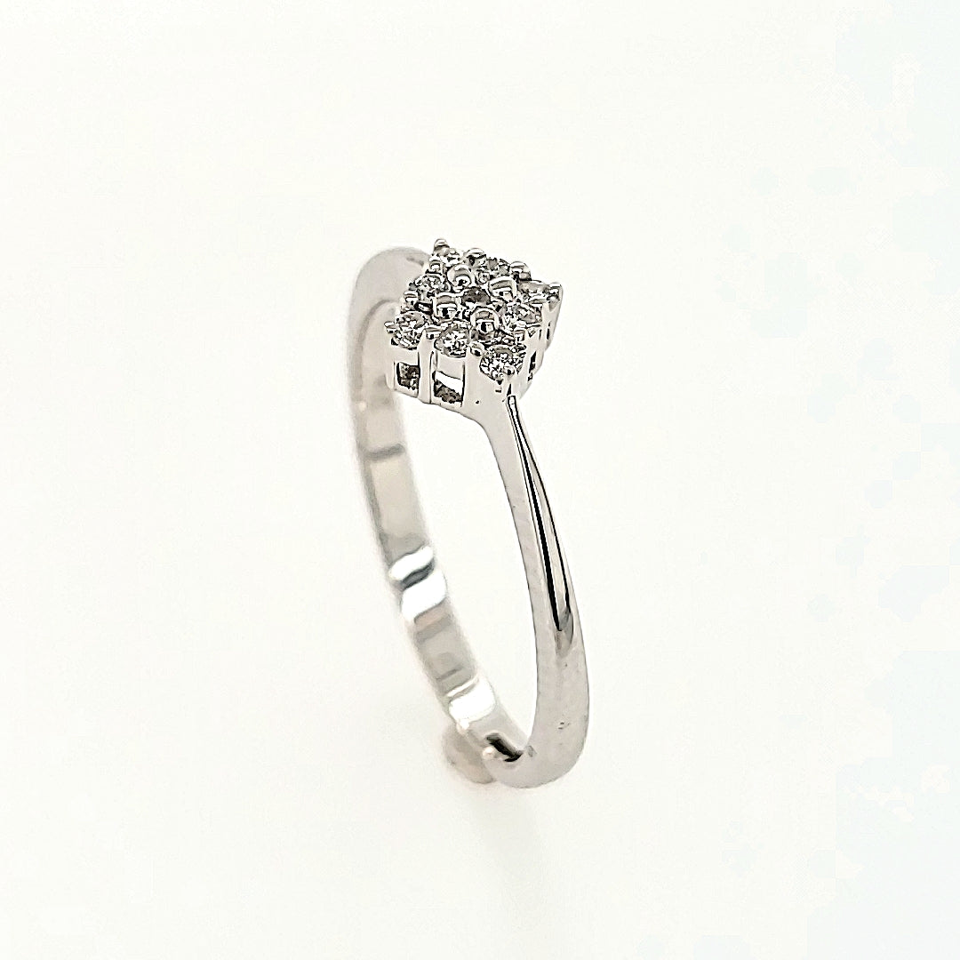 Solitaire Style Cluster Diamond Ring in 18k Gold