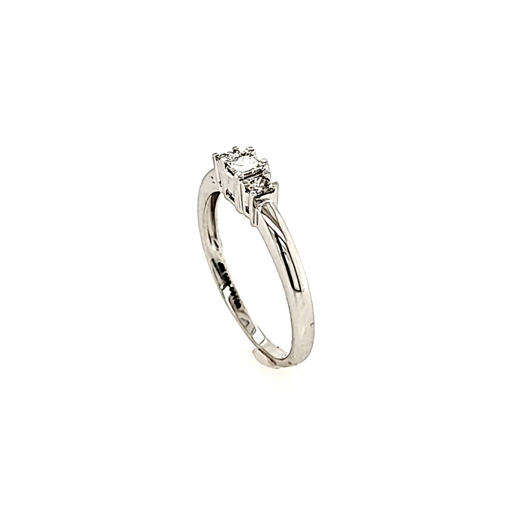 Three Stone Diamond Ring in 18k Gold