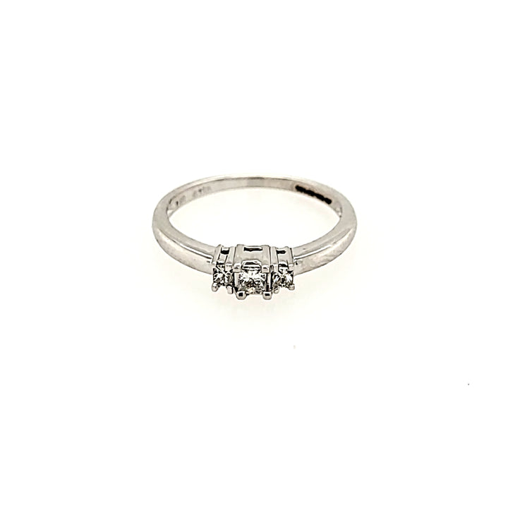 Three Stone Diamond Ring in 18k Gold