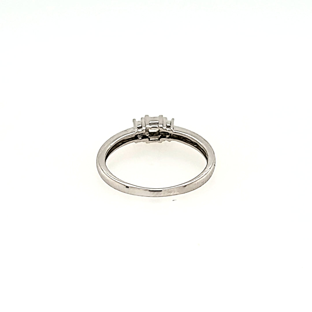 Three Stone Diamond Ring in 18k Gold