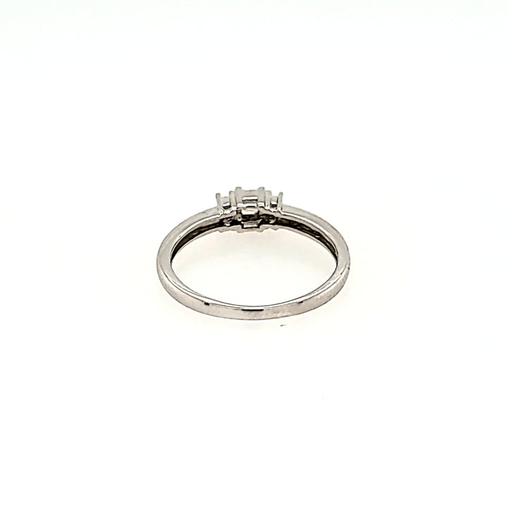 Three Stone Diamond Ring in 18k Gold