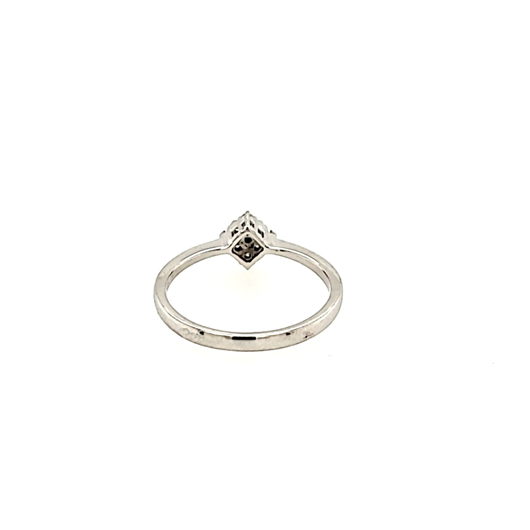 Solitaire Style Cluster Diamond Ring in 18k Gold